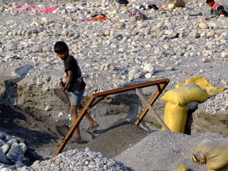 Young boy working on the Sai river Mine